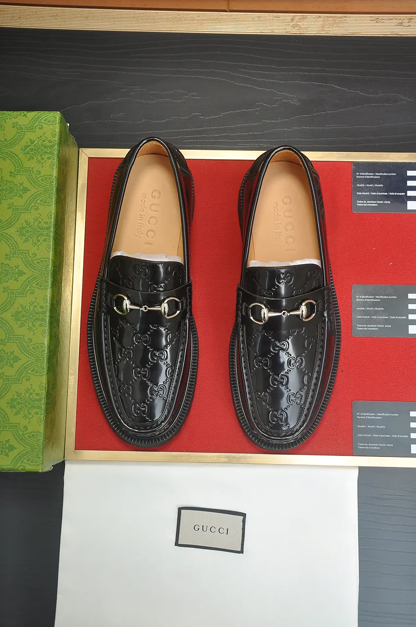Men's shoes💰560💶Italy's top luxury men's shoe giant (GUCCI) (Gucci) (full cowhide lining) new arrival🍃Original European style🔰 Pleasant to the eye😍In order to make the shoes more durable and non-deformable🌀The production continues to follow traditional methods but there is still no lack of innovation💪Choose original sheepskin for the leather♻️ Smooth and natural And extra bright ⭐Made of imported cowhide, the first choice of rich people 38-45 (45 customized)